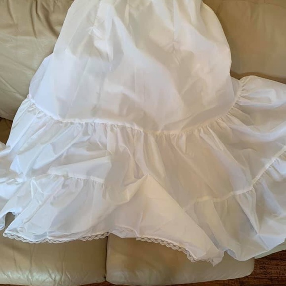 Beautiful white beaded corset style wedding gown. - Picture 6 of 7